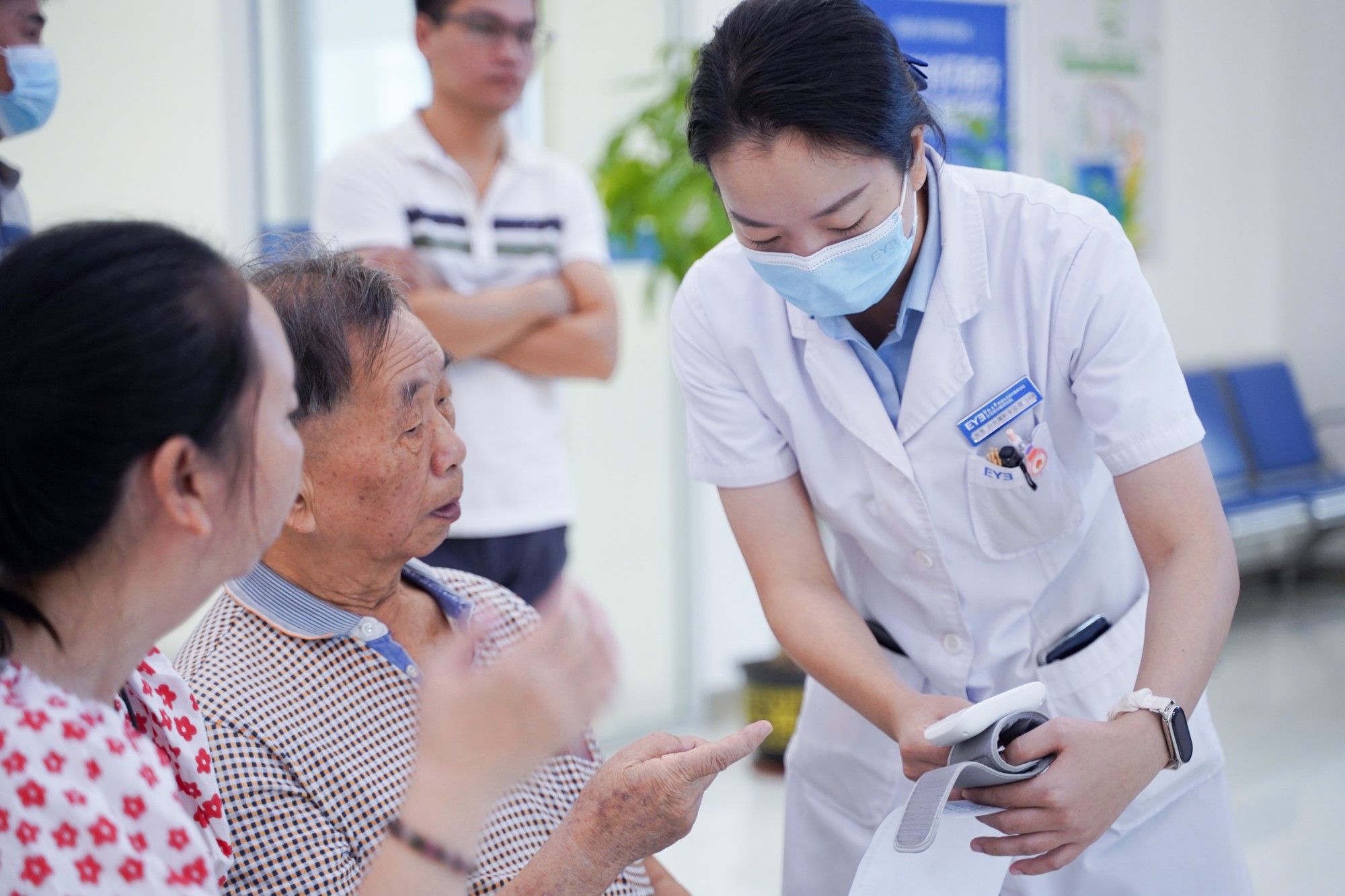 这4个动作，大人小孩经常做，没想到竟成了青光眼的“帮凶”！