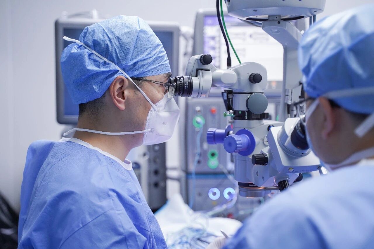 东莞爱尔眼科王虎团队完成阿柏西普8mg东莞首针注射，以长效创新疗法破解眼底病治疗难题