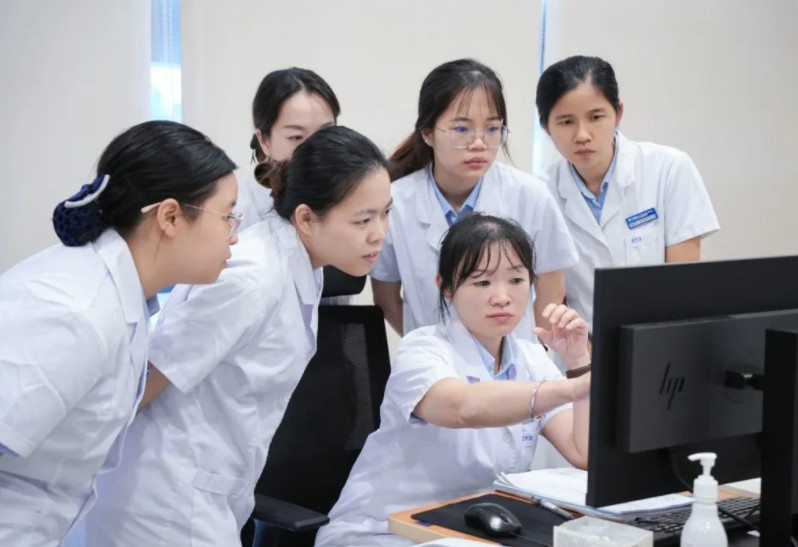 世界青光眼周丨熬夜、关灯玩手机……这些日常正在“偷”走你的视力